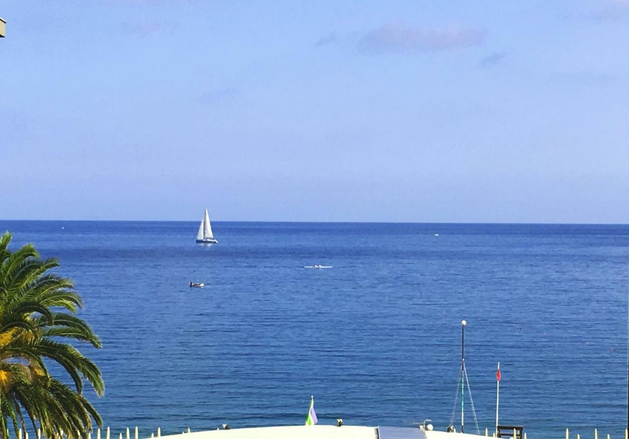 Апартаменты Le Finestre Sul Mare Альбиссола-Марина Экстерьер фото