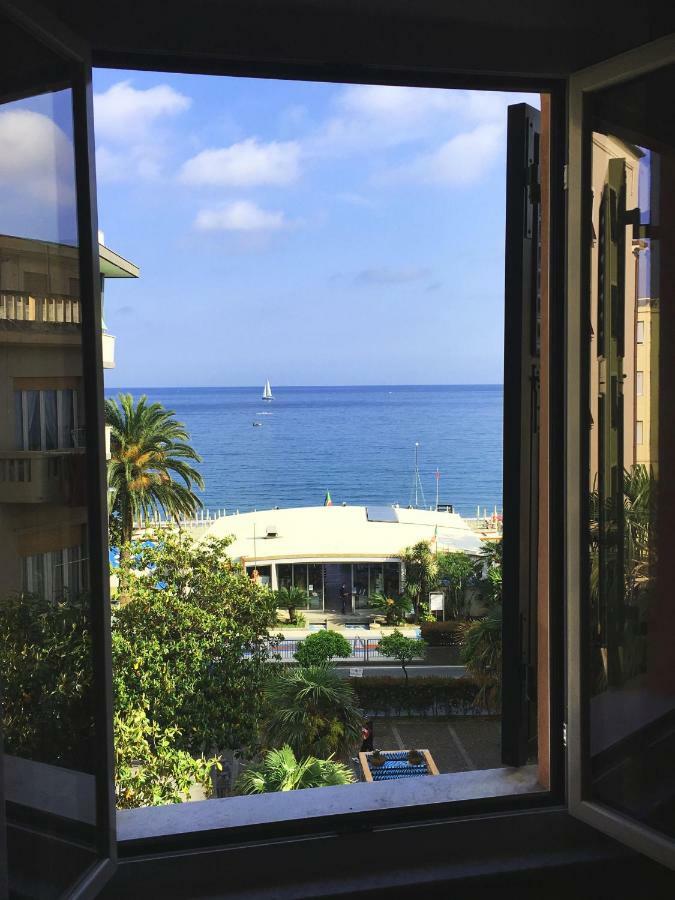 Апартаменты Le Finestre Sul Mare Альбиссола-Марина Экстерьер фото